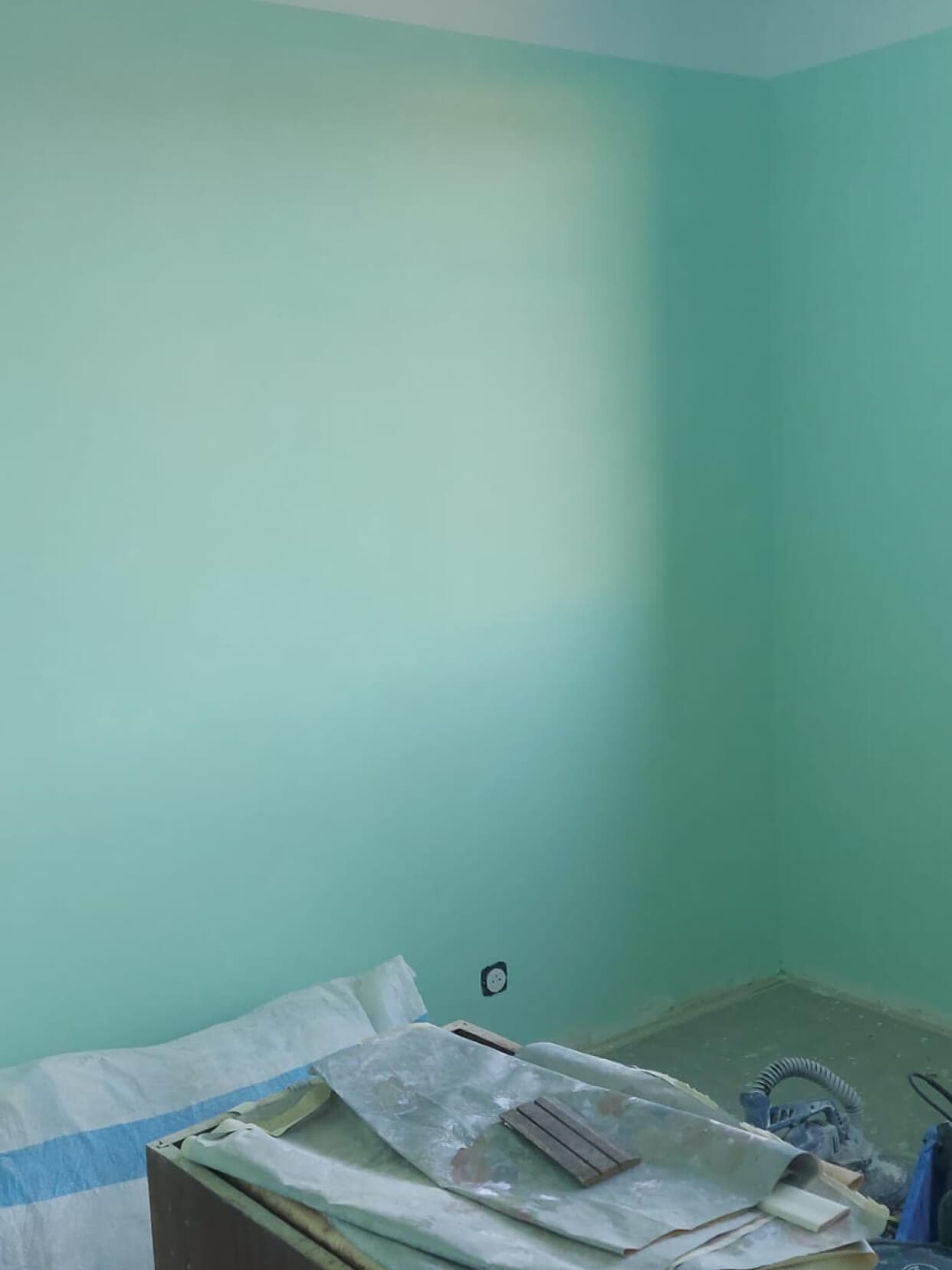 Inès painted the walls of her home in various colors.