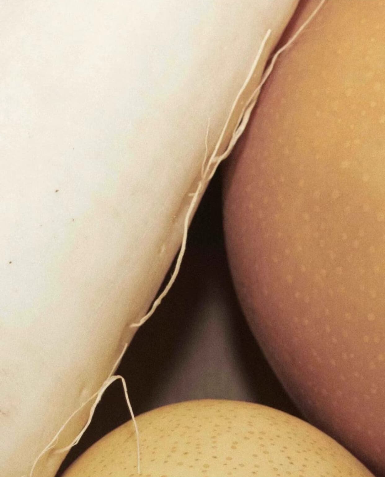 The skin of the fruit grows and changes with the environment, protecting the flesh and seeds. These woven bags are like the fruits on a tree, with a slightly rough texture on the surface, and their color will gradually change with use. I will choose one to carry daily; it will be like an envelope, holding all the moments that accompany me in my daily life.